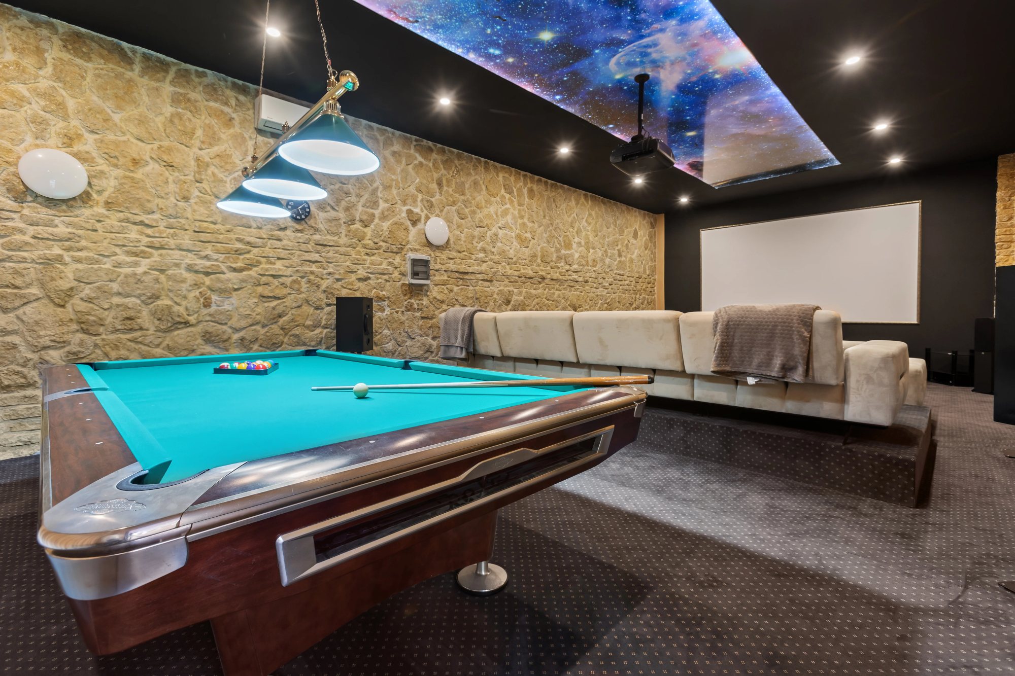 Cinema & Games — The billiard room