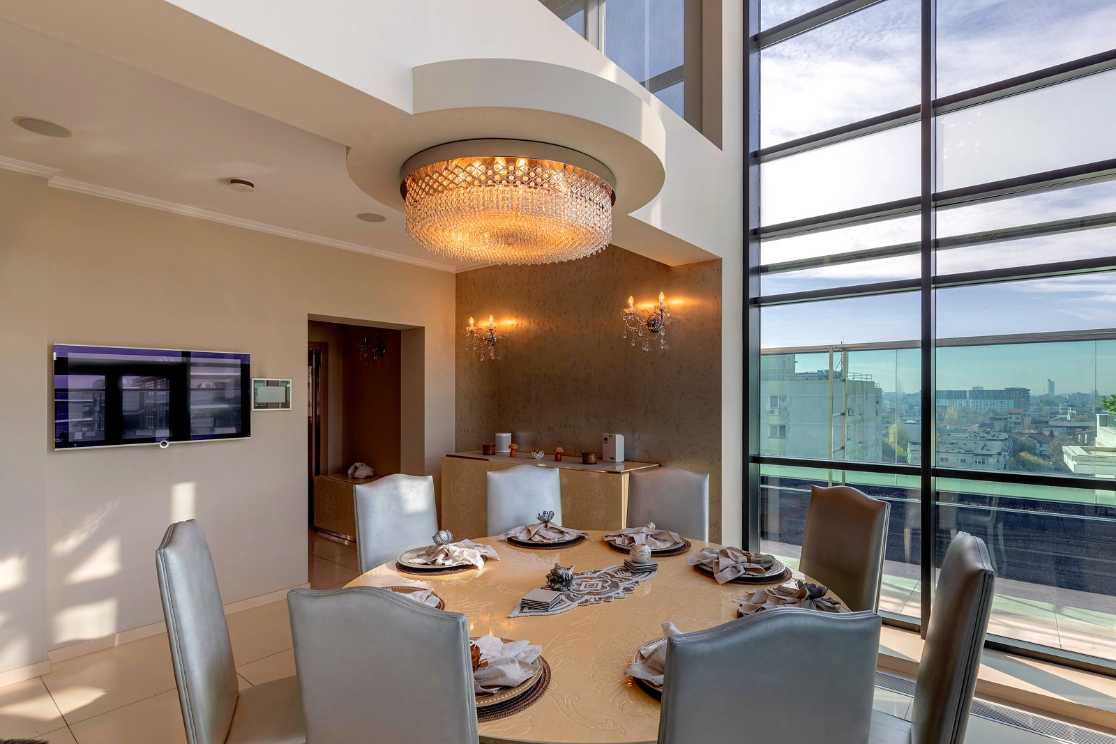 Dining with the city beyond the glass