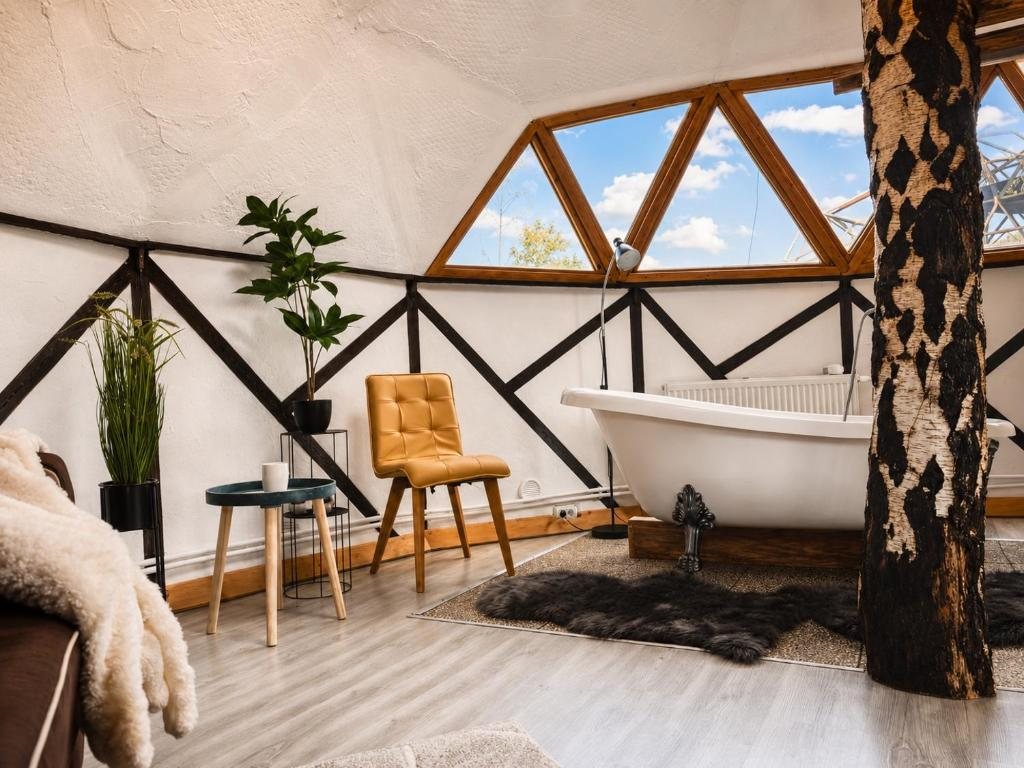 A soaking tub under the trees